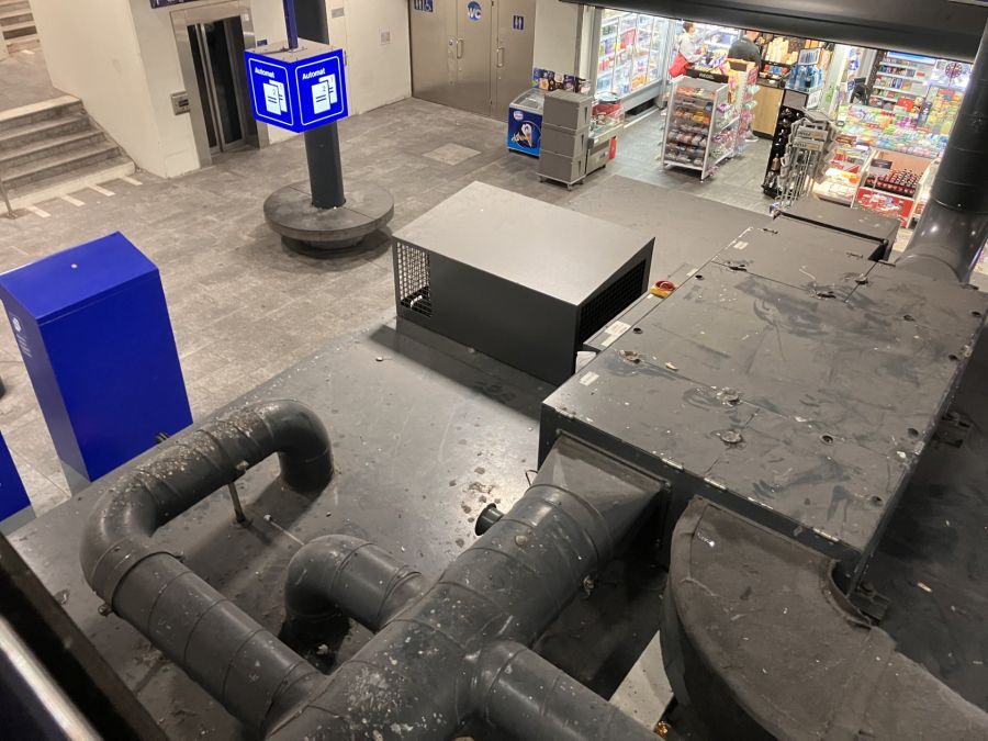 Auf das Dach vom Brezelkönig sieht man gut, wenn man die Treppen zu den Perrons benützt.
