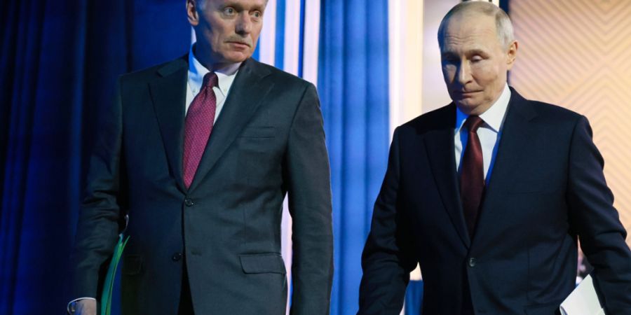 ARCHIV - Der russische Präsident Wladimir Putin und Kreml-Sprecher Dmitri Peskow verlassen jährliche Pressekonferenz und Bürgerfragestunde am Gostinny Dvor. Foto: Mikhail Metzel/Pool...