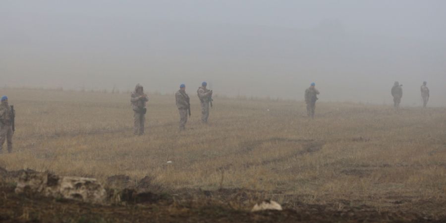 Soldaten der türkischen Armee stehen Wache, während Rettungsteams nach den Überresten eines abgestürzten Privatjets suchen, in dem sich der libysche Militärchef al-Haddad und vier ...