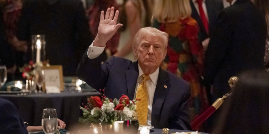 US-Präsident Donald Trump winkt beim Weihnachtsabendessen in seinem Club Mar-a-Lago in Palm Beach, Florida. Foto: Alex Brandon/AP/dpa