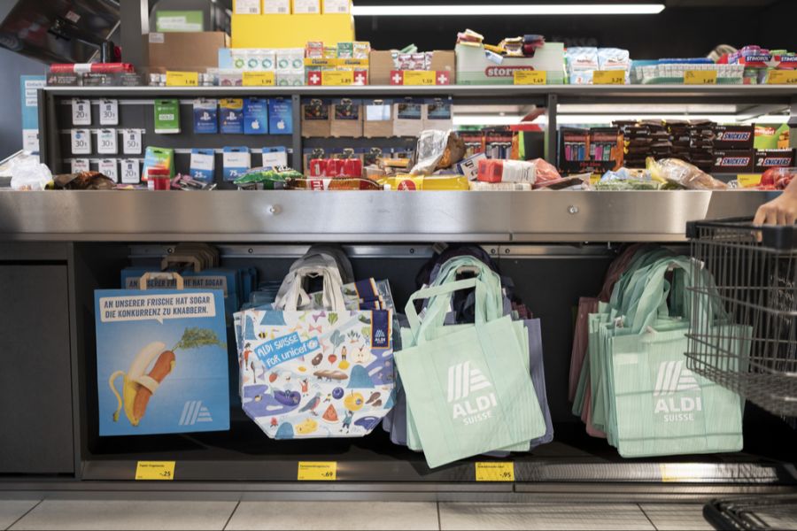Bei Aldi kann man statt dem Plastiksäckli auch auf Papiertaschen ausweichen. (Archivbild)