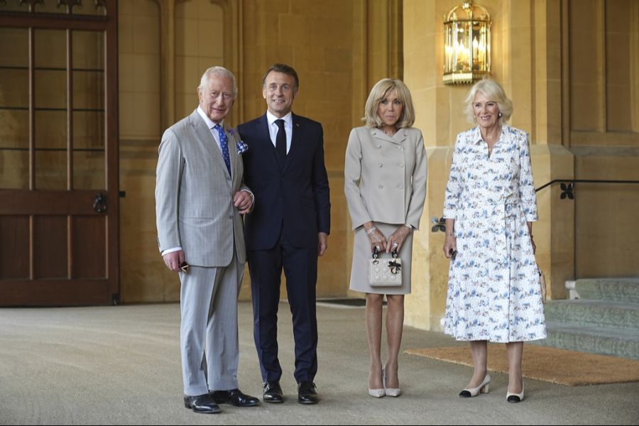 Brigitte und Emmanuel Macron bei einem Auftritt bei den britischen Royals: Die Gerüchte über die Präsidentengattin belasten das Paar seit Jahren.