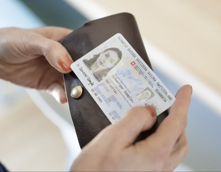 Bei Partys ab 16 müssen die Ausweise besonders streng kontrolliert werden. Wer den Ausweis der älteren Schwester mitnimmt, wird angezeigt. (Archivbild)