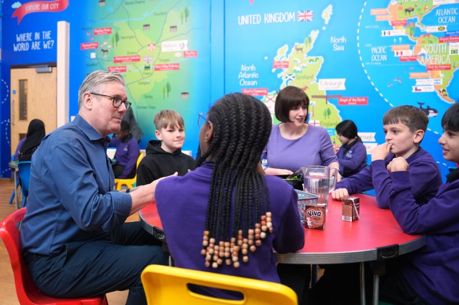 Auch Premierminister Keir Stramer interessiert sich fürs Thema Schule.