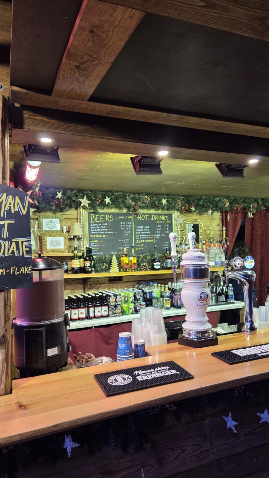 Ein Glühwein im Winter Wonderland von London kostet bis zu 9 Pfund, also fast 10 Franken.