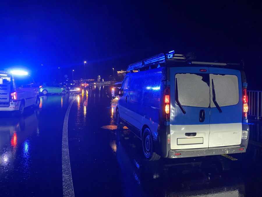 Die Strasse musste kurzzeitig gesperrt werden.