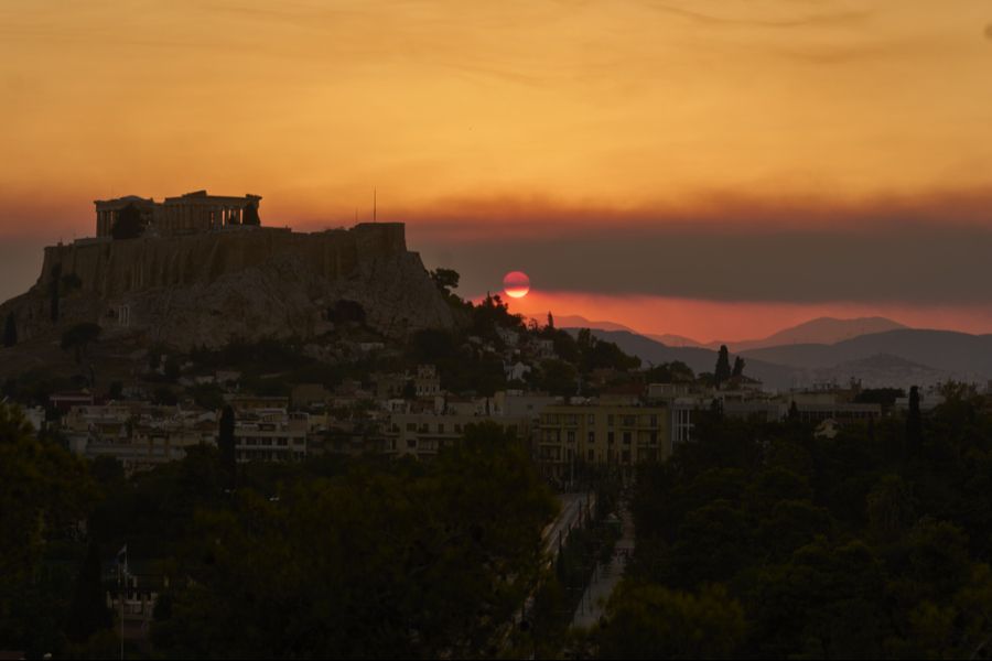 Auch Griechenland ist betroffen: Hinter der Akropolis brennt der Wald.