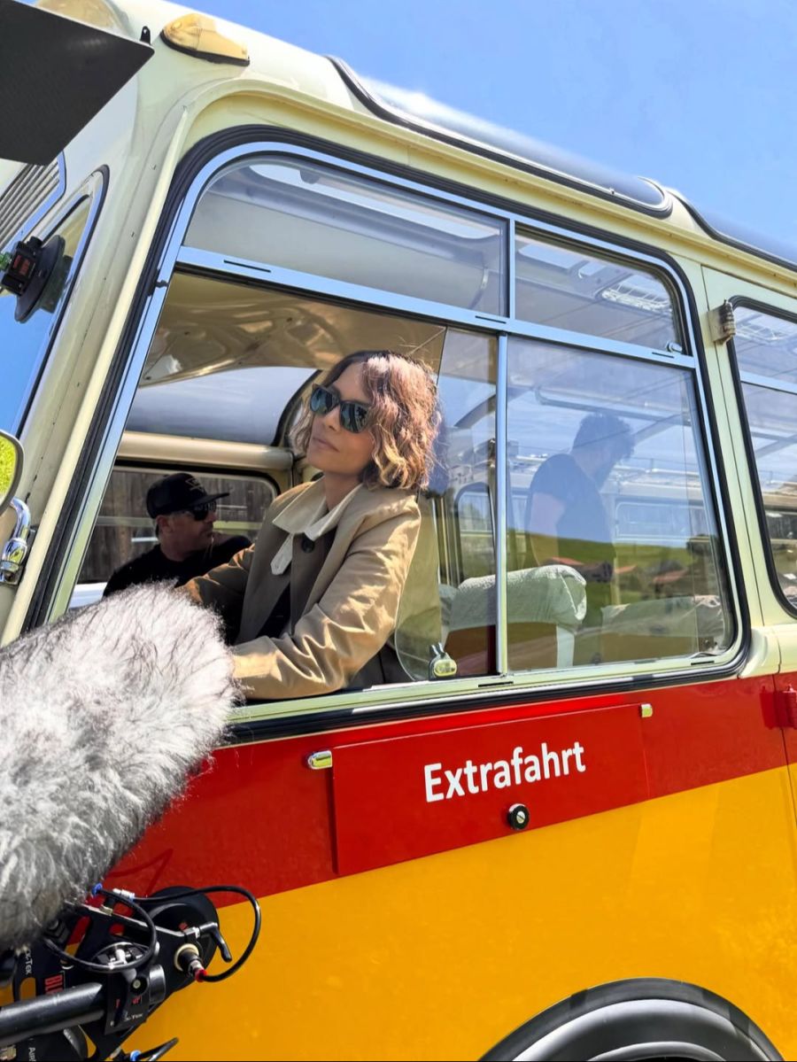 Halle Berry beim Dreh zum Spot. Sie fährt auch mit dem Postauto.