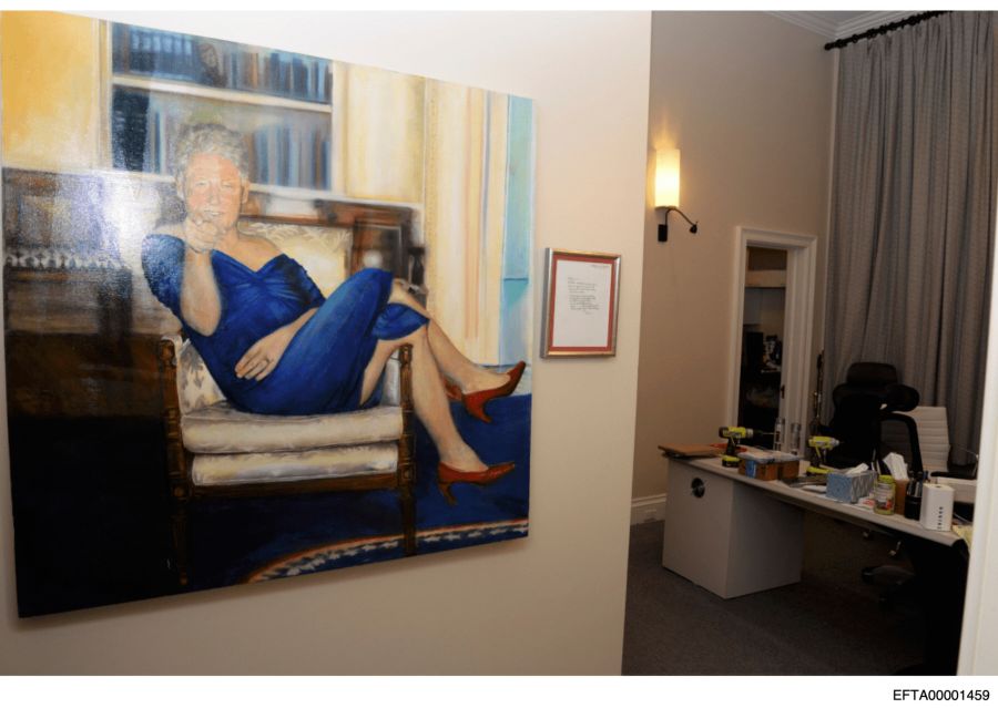 Jeffrey Epstein besass ein Gemälde von Bill Clinton in Frauenkleidung.