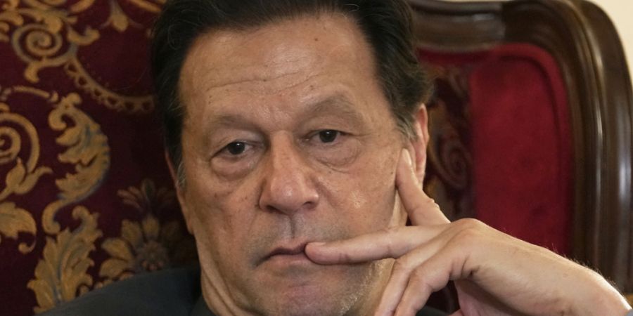 ARCHIV - Imran Khan, ehemaliger Premierminister von Pakistan, bei einem Treffen mit Journalisten in seiner Residenz über die aktuelle politische Situation und die laufenden Verfahren g...