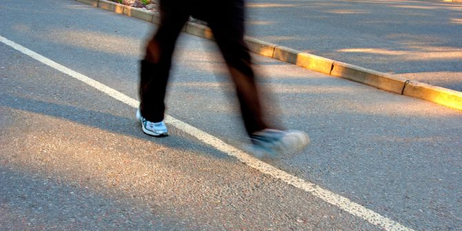 Fussgänger Strasse Mann Person