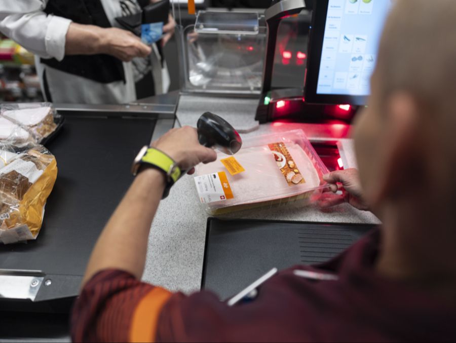 Die Migros begründet dies damit, dass Produkte generell erst nach der Bezahlung konsumiert werden dürfen. (Symbolbild)