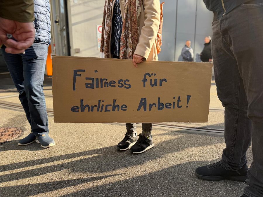 Die Demonstrierenden protestieren gegen Überbelastung und den fehlenden Geamtarbeitsvertrag.