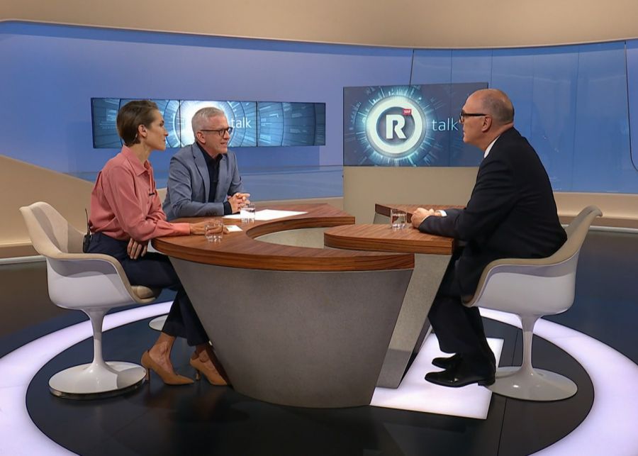 In Griffweite hat der Mitte-Bundesrat das «rote Telefon» auch, als er im «Rundschau»-Studio sitzt.
