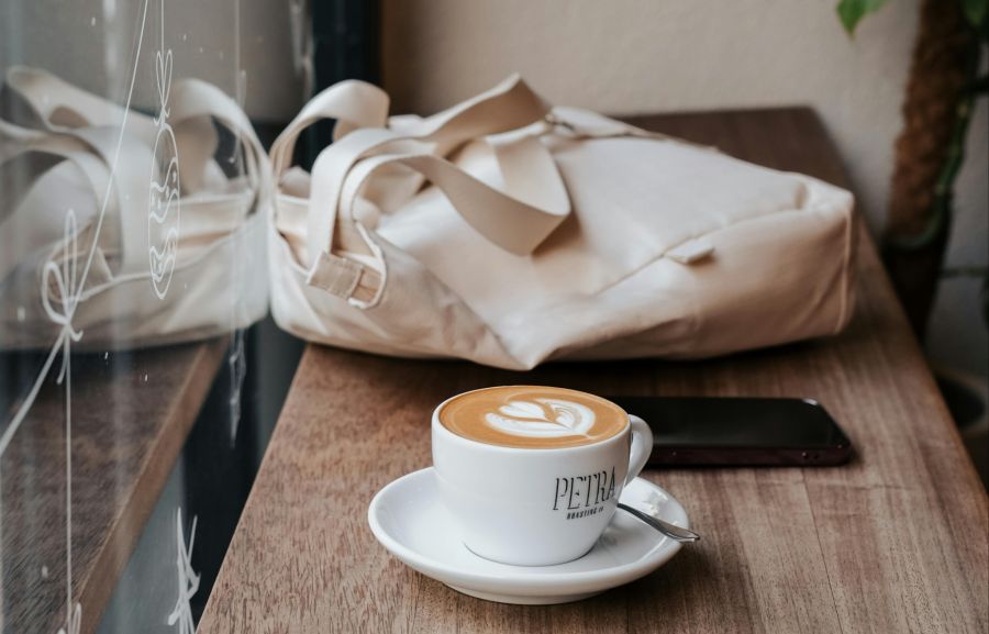 Viele Leute lassen im Restaurant oder Café ihre Taschen oder Handys auf dem Tisch liegen. (Symbolbild)