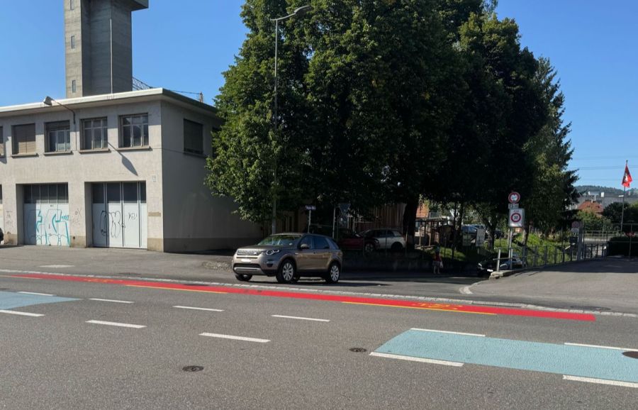 Und auch an der Allmendstrasse ist ein kurzer Teil des Velostreifens rot eingefärbt.