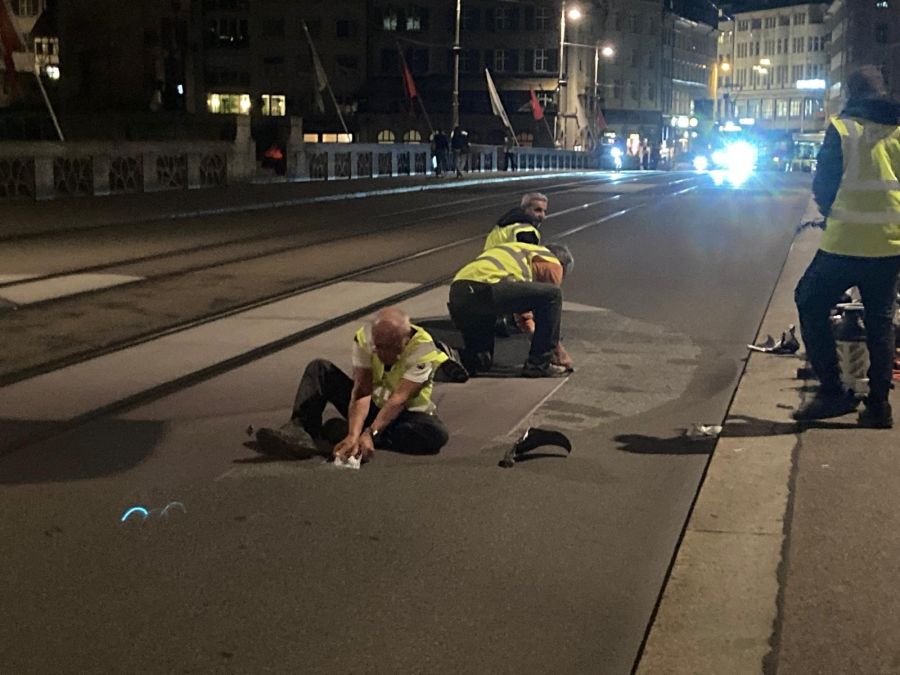 Dabei scheint allerdings nicht alles nach Plan verlaufen zu sein. Nau.ch-Bilder zeigen viele dunkle Flecken an den Stellen, wo die Riesen-Fussbälle aufgeklebt waren.