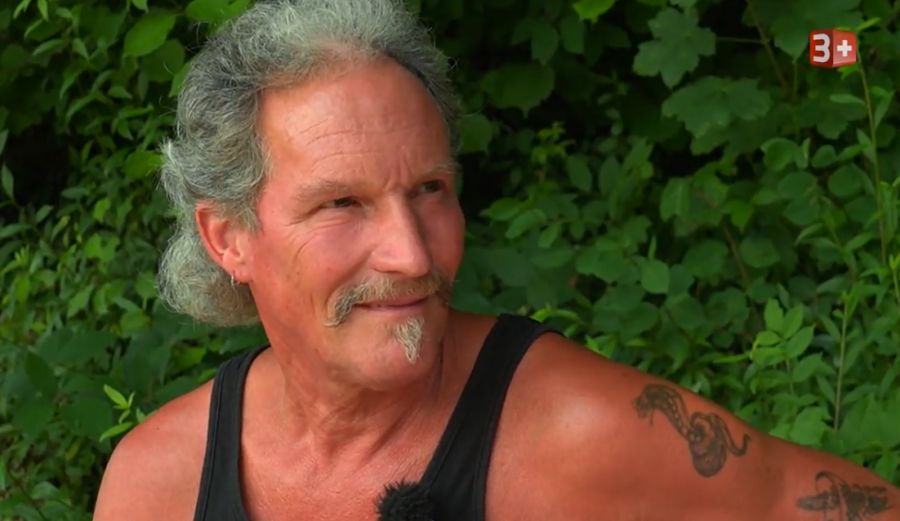 Jonny sucht das Gespräch zu Andrea und merkt: Auch sie ist mit der Hofwoche unzufrieden.