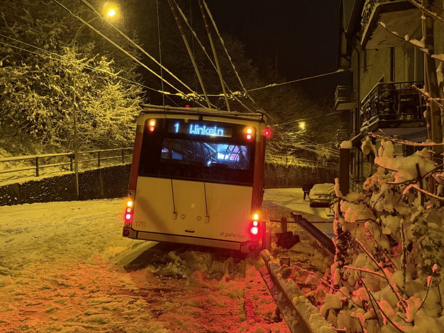 In St. Gallen ist ein Bus steckengeblieben.