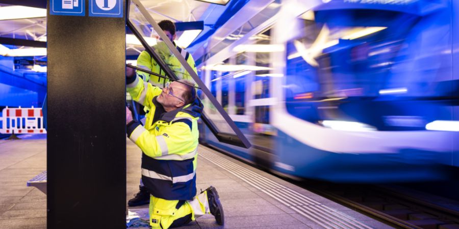 Die Vorbereitungen für den bevorstehenden Fahrplanwechsel in der Stadt Zürich laufen auf Hochtouren. Ein Mitarbeiter wechselt die Liniennetz- und Abfahrtspläne aus.