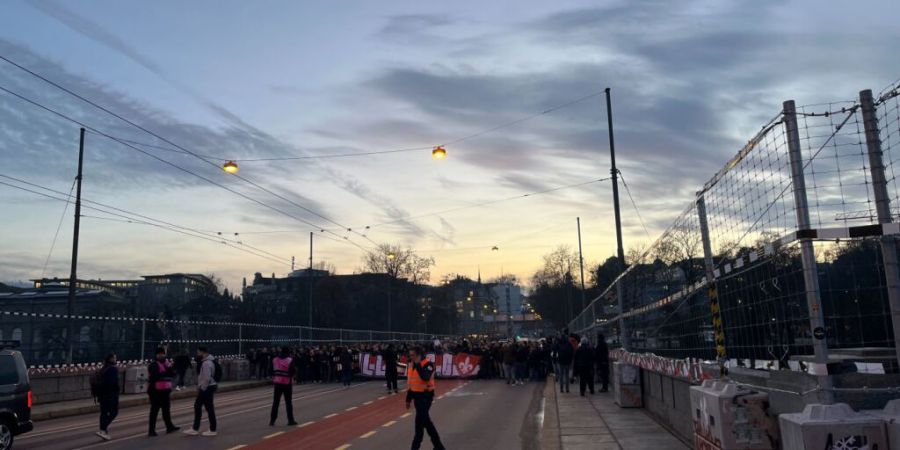 Die Fans von LOSC Lille zündeten Pyros, Feuerwerk und Böller. Die Polizei reagierte mit Gummischrot.