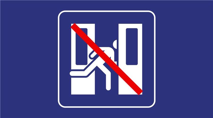 ... die in den Zug steigt.