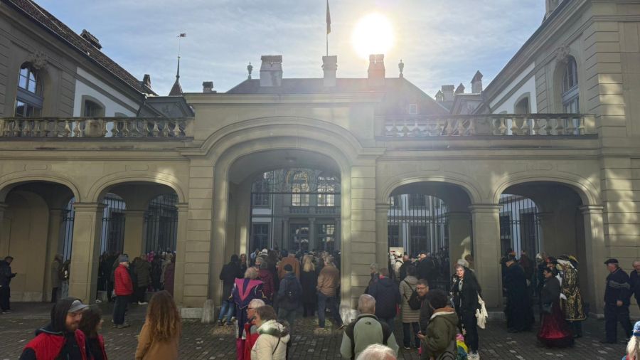 Im Erlacherhof lädt die Stadt zu einem Apéro.
