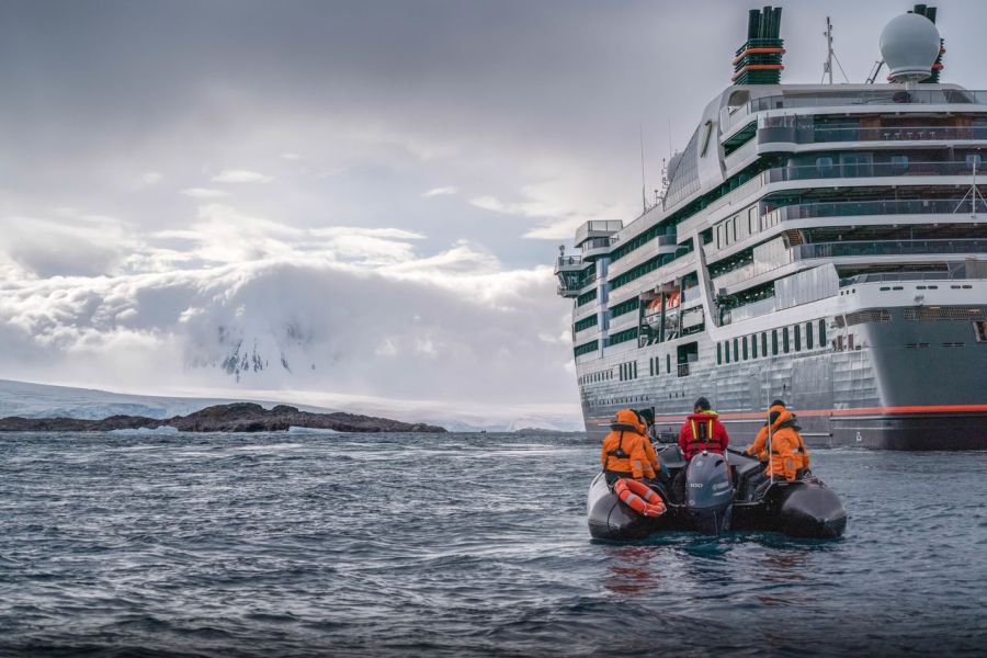 Mit Seabourn gelangen Entdecker zu den abgelegensten Orten – auch die Zodiac Touren sind im Preis inbegriffen.