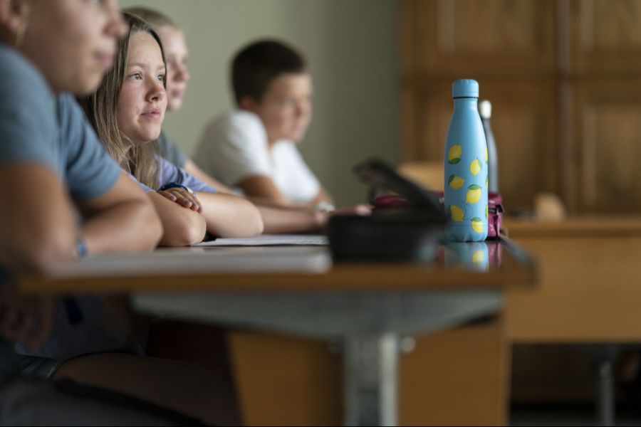 Klappt es mit Klimaanlagen nicht, fordert eine Zürcher Primarlehrerin Anpassungen im Schulkalender.