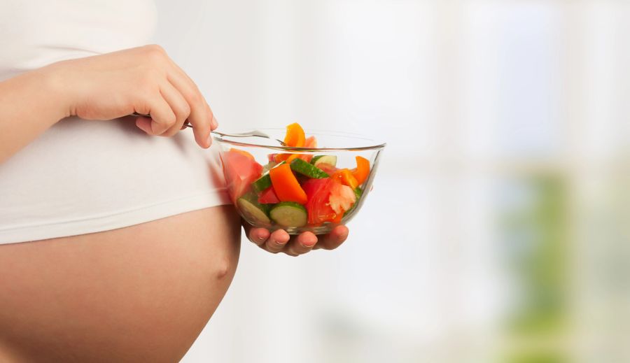 schwangere isst obst und gemüse