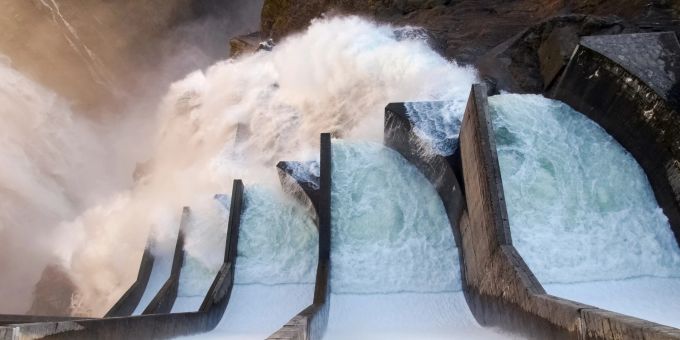 Herabstürzende Wassermassen am Verzasca-Staudamm. Das Stromgesetz soll den Weg für den Ausbau der erneuerbaren Energien bereiten. Schweizer Technologie
