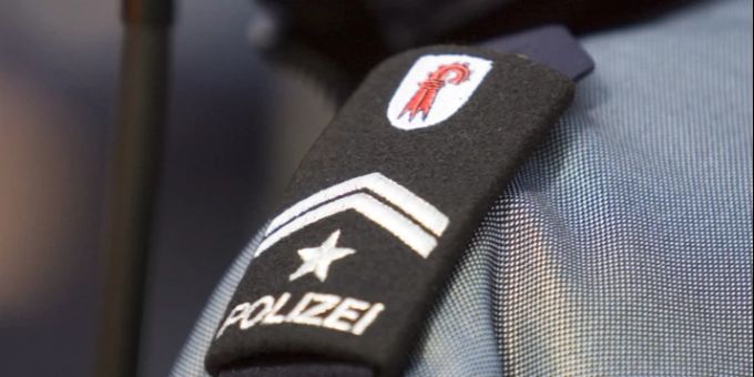 Der Landrat von Baselland entscheidet am 30. Mai, ob neu ausländische Personen mit Niederlassungsbewilligung C als Polizistinnen oder Polizisten arbeiten dürfen. (Symbolbild) Landrat Baselland Ausländer Niederlassungsbewilligung