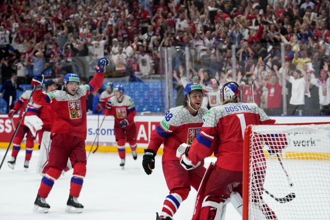 Die Spieler von Tschechien feiern den Halbfinal-Einzug an der Eishockey-WM. Tschechien USA Eishockey-WM