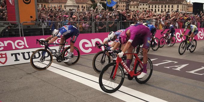 Tim Merlier setzt sich beim Giro d'Italia in Padova hauchdünn durch. Giro d'Italia