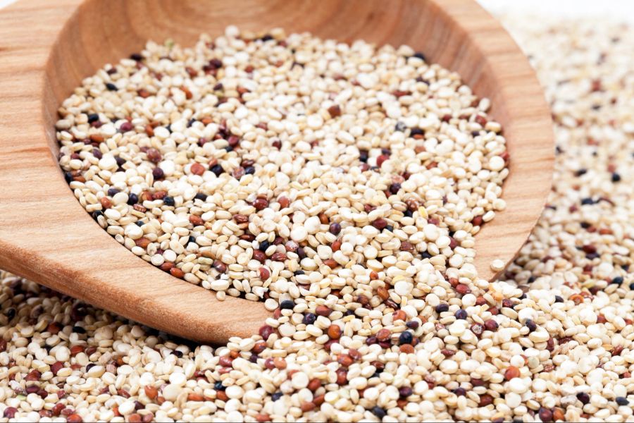 Bei der indigenen Bevölkerung Südamerikas ist Quinoa seit jeher beliebt. Mittlerweile kochen gesundheitsbewusste Menschen auf der ganzen Welt mit dem Pseudogetreide.