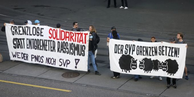 Der Hitlergruss richtete sich gegen eine kleine Gruppe, welche in Basel vor dem Sonderparteitag der SVP demonstrierte. Demonstration gegen SVP Grenzschutz-Initiative