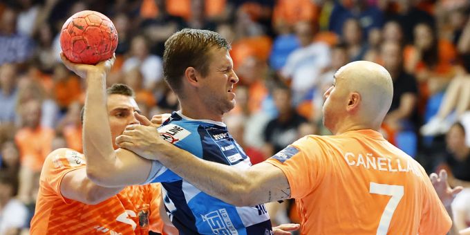 HC Kriens-Luzern Fabian Boehm (2. links) gegen Kadetten Schaffhausens Lukas Herburger (links) und Joan Canellas. Kadetten