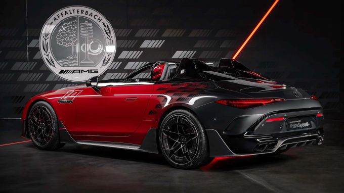 Am Heck erkennt man die Abstammung vom Mercedes-AMG SL recht deutlich 2024 Mercedes-AMG PureSpeed Concept