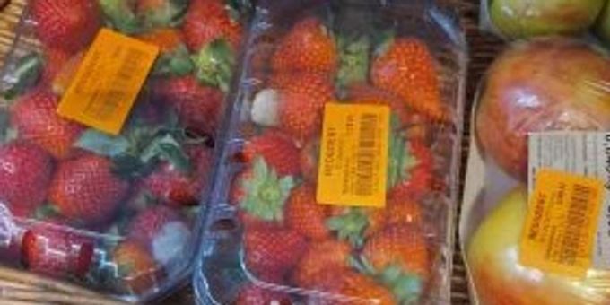 Im Reduziert-Regal einer Berner Migros-Filiale hat es verschimmelte Erdbeeren. Migros