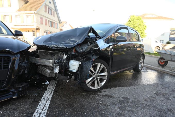 Bei der Kollision entstand ein Sachschaden. Sachschaden nach Kollision