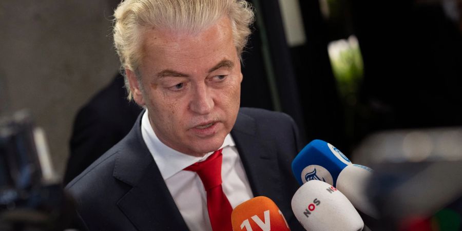 Geert Wilders ist Vorsitzender der rechtsextremen Partei PVV (Partei für die Freiheit).