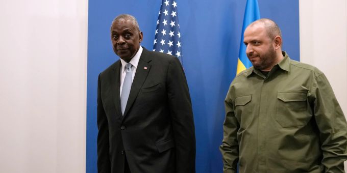 US-Verteidigungsminister Lloyd Austin (links) erwartet keinen russischen Durchbruch in Charkiw. Lloyd Austin
