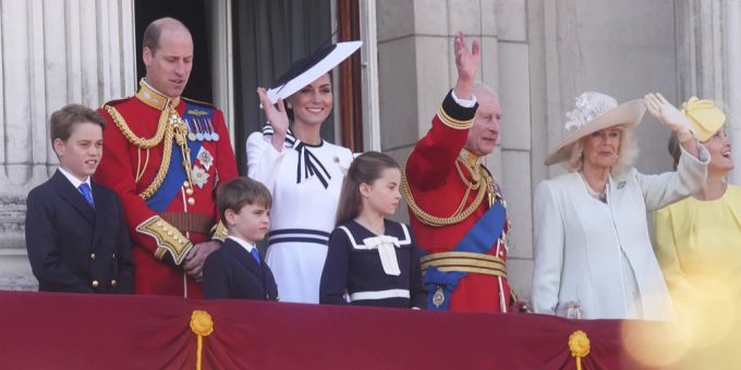 Kate zeigt sich lächelnd auf dem Balkon des Buckingham-Palasts. kate middleton