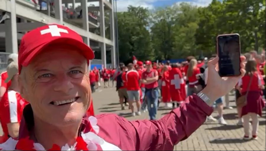 Dieser Fan lässt seine Familie grüssen.