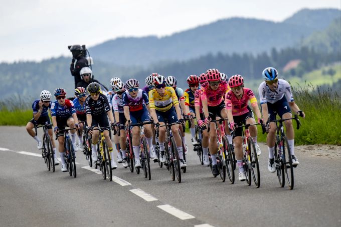 Demi Vollering (in Gelb) dominiert die Tour de Suisse. Vollering Tour de Suisse