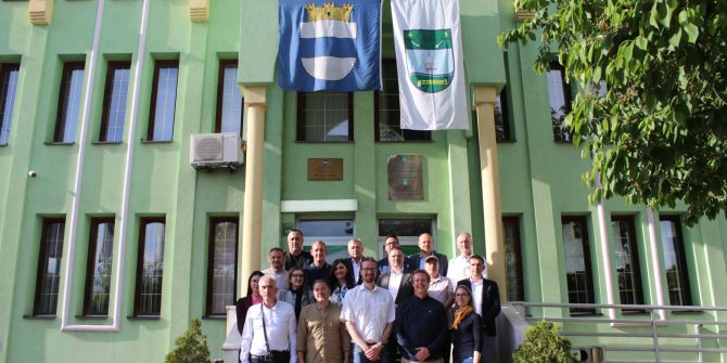 Die Delegation aus Zug (erste Reihe) mit Gemeindevertreterinnen und -vertretern vor dem Stadthaus in Kalesija.