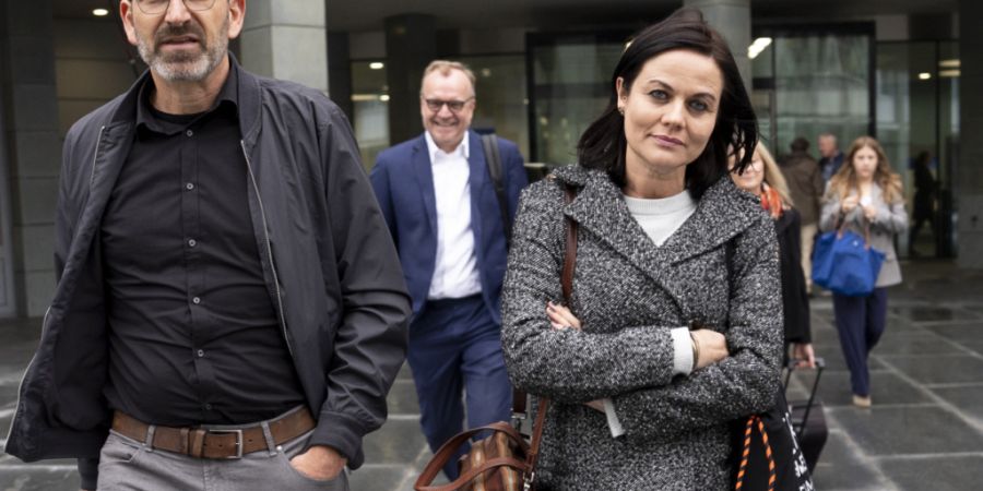 Jolanda Spiess-Hegglin mit ihrem Mann Reto Spiess beim Kantonsgericht Zug vor der vorinstanzlichen Verhandlung gegen Ringier.