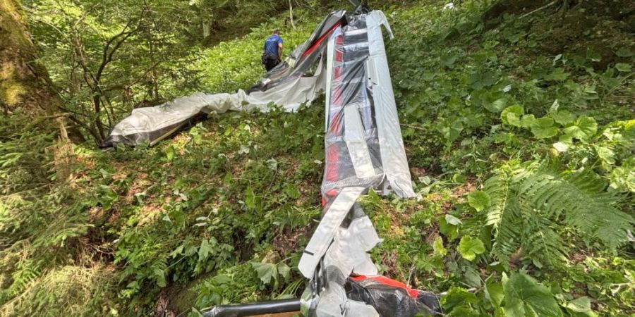 Bei Bilten GL ist am Mittwoch ein Ultraleicht-Trike in den Wald gestürzt.
