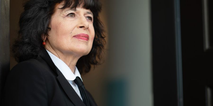 ARCHIV - Autorin Monika Helfer steht vor einer Lesung der Autorinnen und Autoren der Shortlist Deutscher Buchpreis 2021 am Literaturhaus Frankfurt. Foto: Sebastian Gollnow/dpa