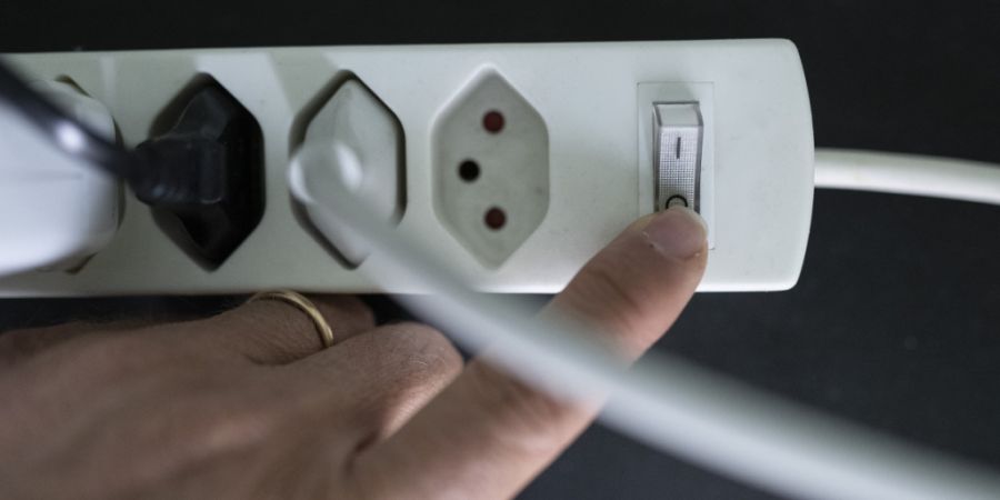 Wegen eines Blitzeinschlags floss in einem Teil des Kantons Zug kein Strom. (Symbolbild)